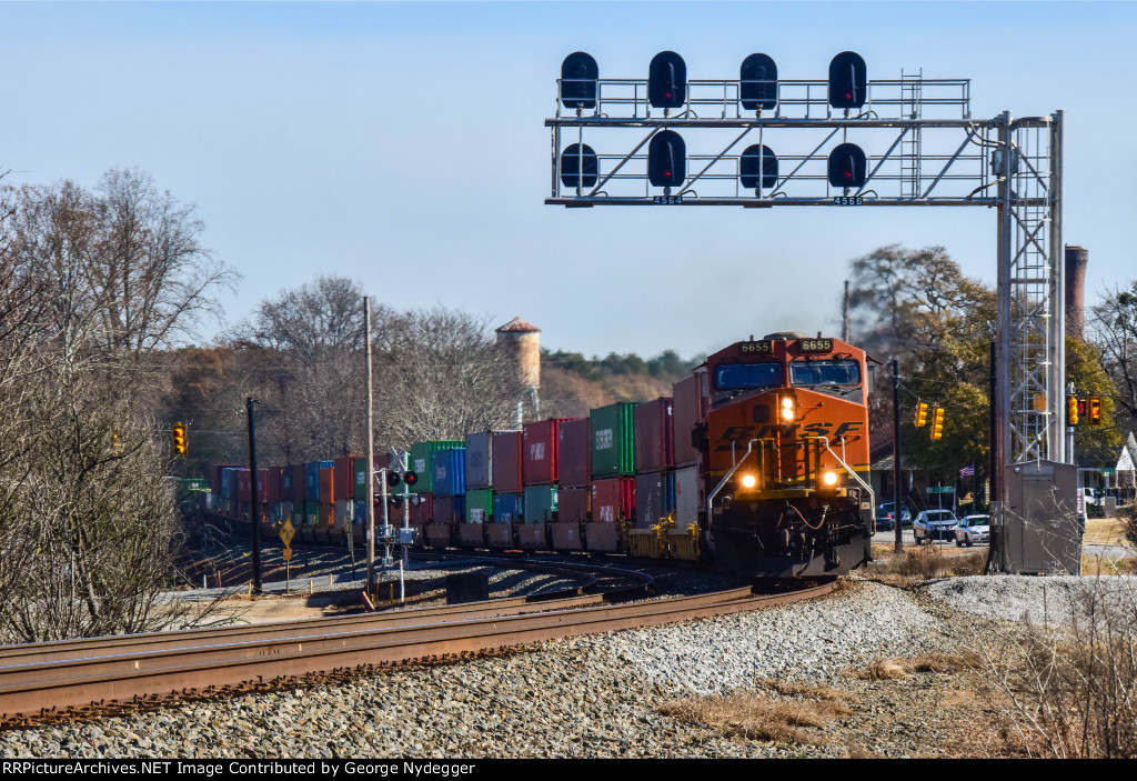 BNSF 6655 is leading an Intermodal train by Arcadia Heights